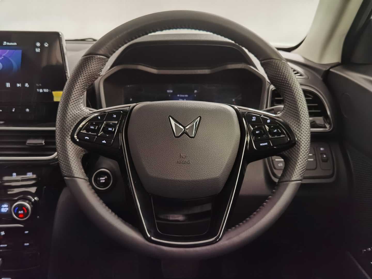 MAHINDRA XUV3XO 1.2T AX5 A/T image 18