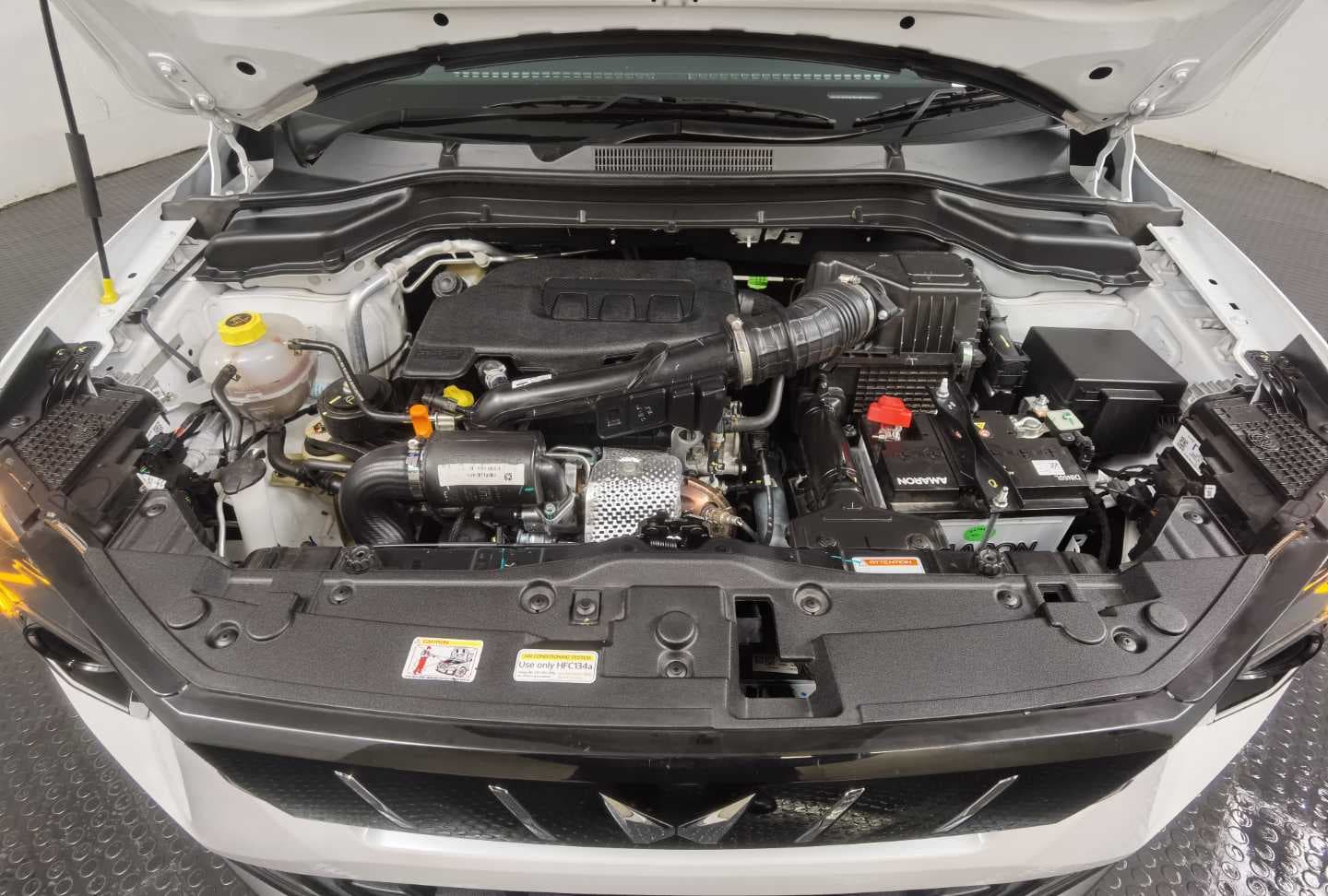 MAHINDRA XUV3XO 1.2T AX5 A/T image 5