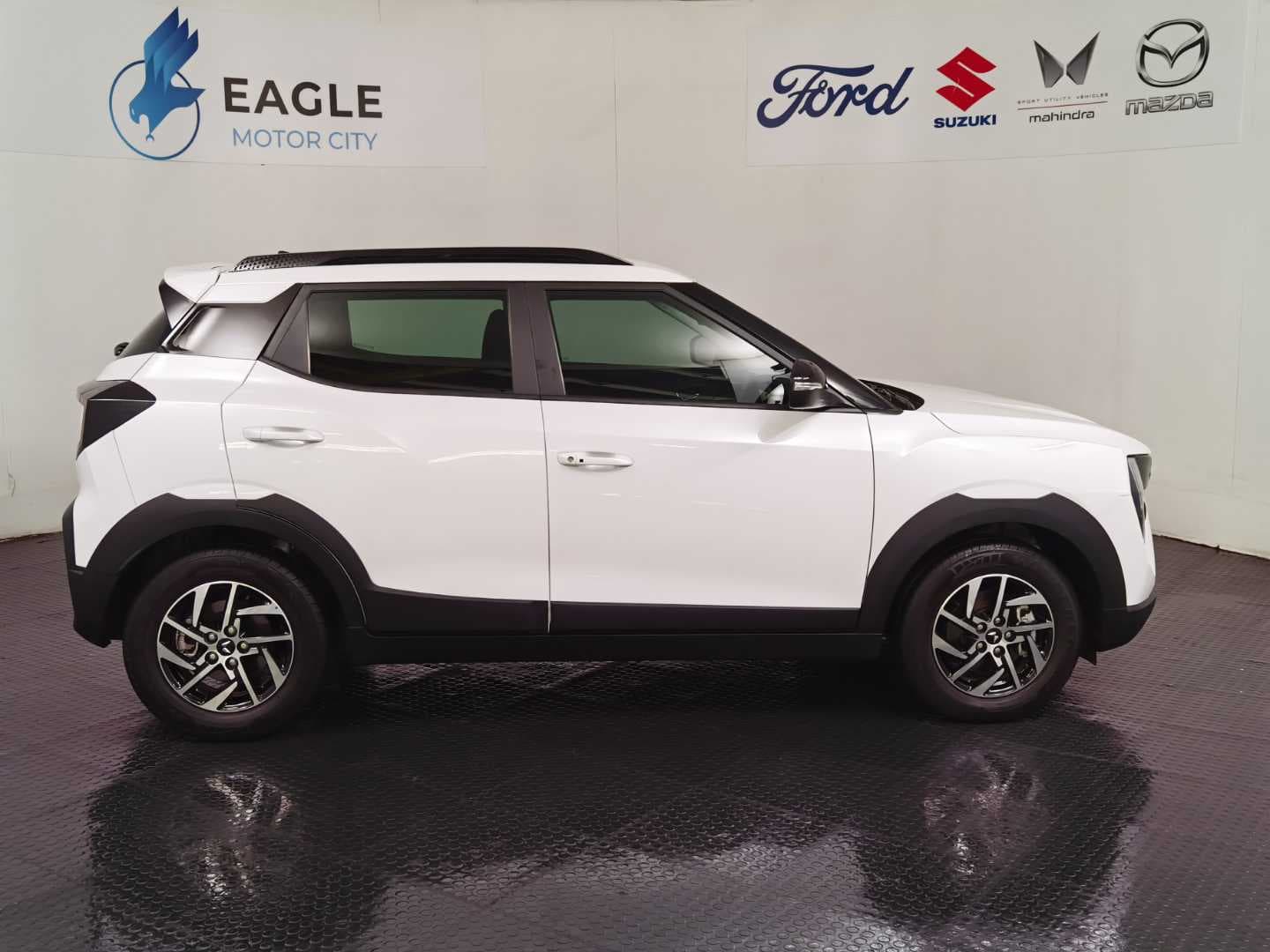MAHINDRA XUV3XO 1.2T AX5 A/T image 10