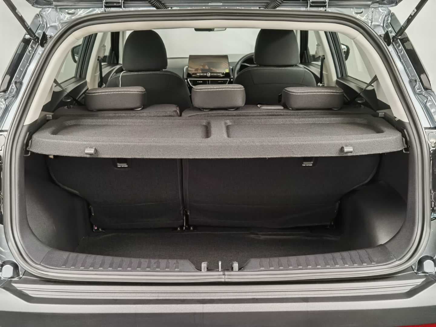 MAHINDRA XUV3XO 1.2T AX5 A/T image 7