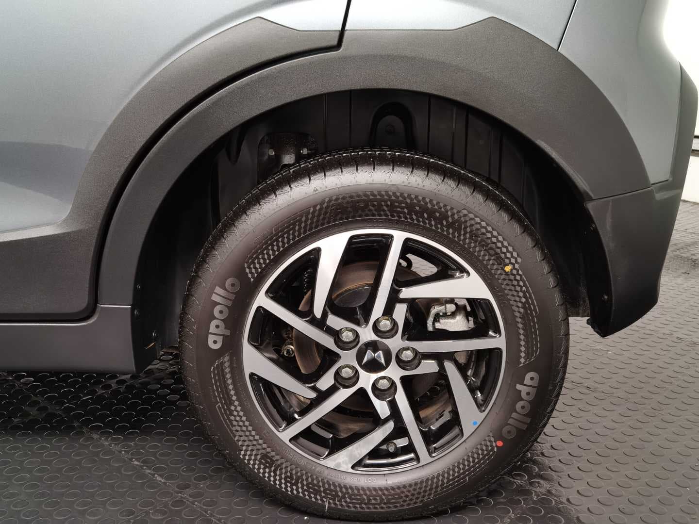 MAHINDRA XUV3XO 1.2T AX5 A/T image 13