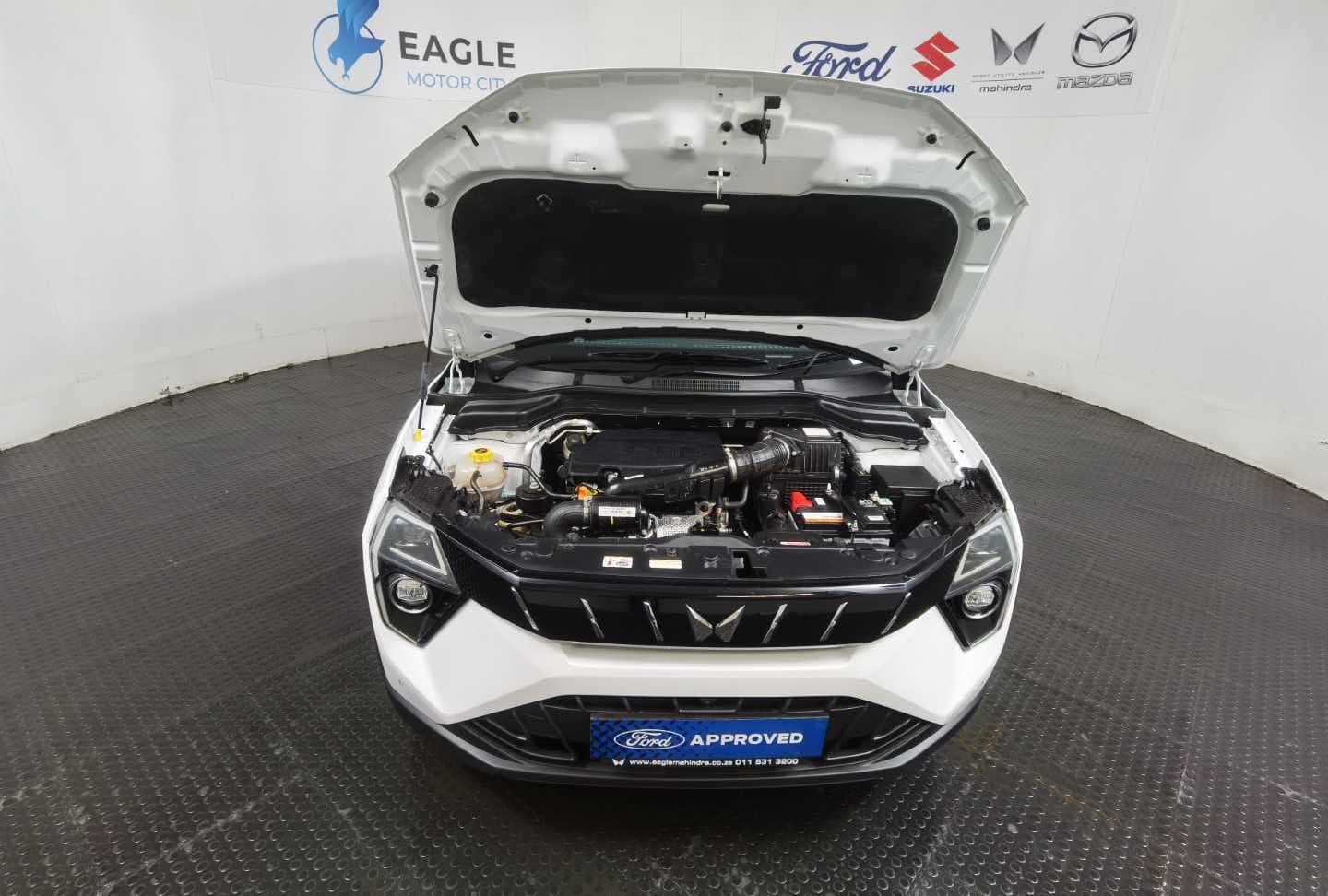 MAHINDRA XUV3XO 1.2T AX7L A/T image 4
