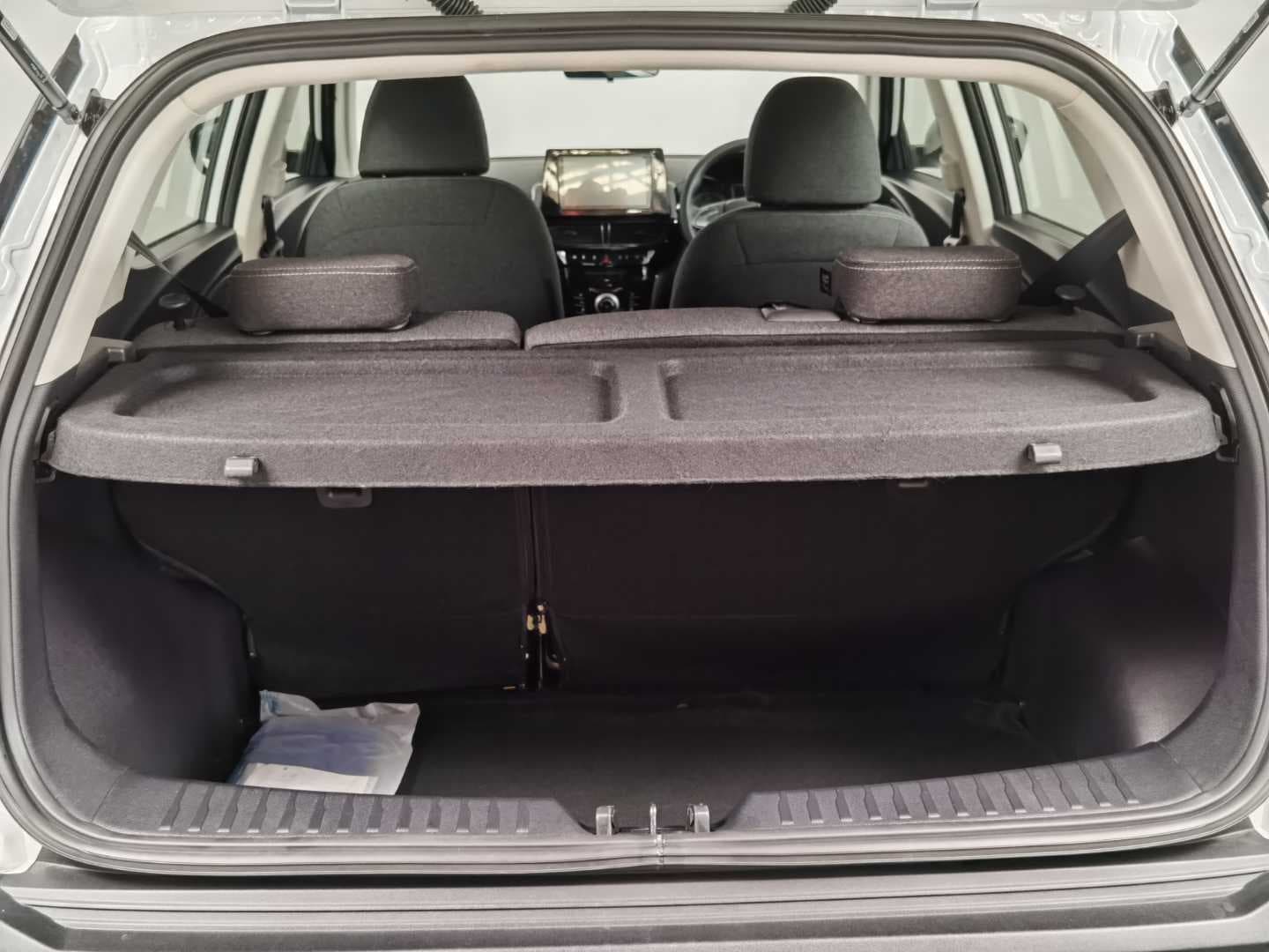 MAHINDRA XUV3XO 1.2T MX2 A/T image 5