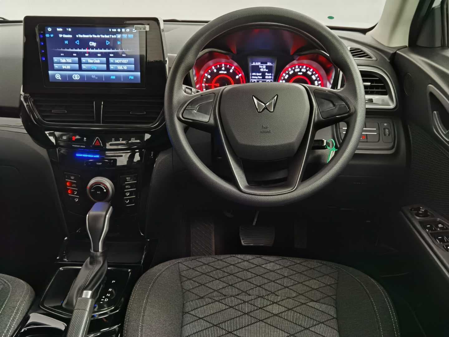 MAHINDRA XUV3XO 1.2T MX2 A/T image 13