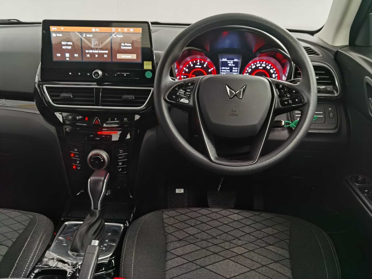 MAHINDRA XUV3XO 1.2T MX3 A/T image 13