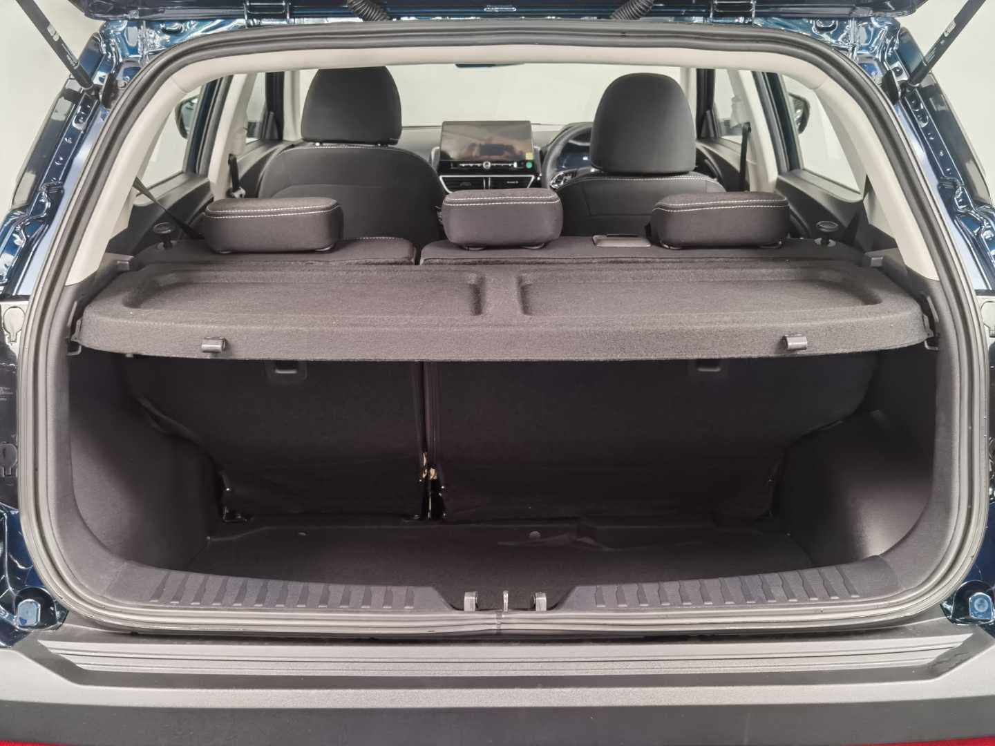 MAHINDRA XUV3XO 1.2T AX5 A/T image 6