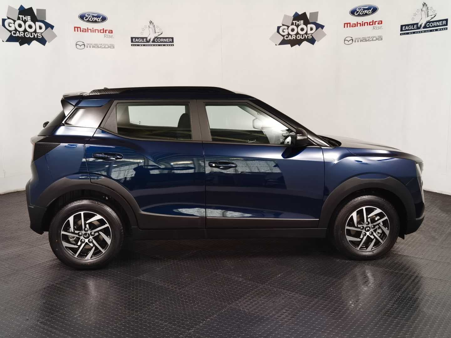 MAHINDRA XUV3XO 1.2T AX5 A/T image 9