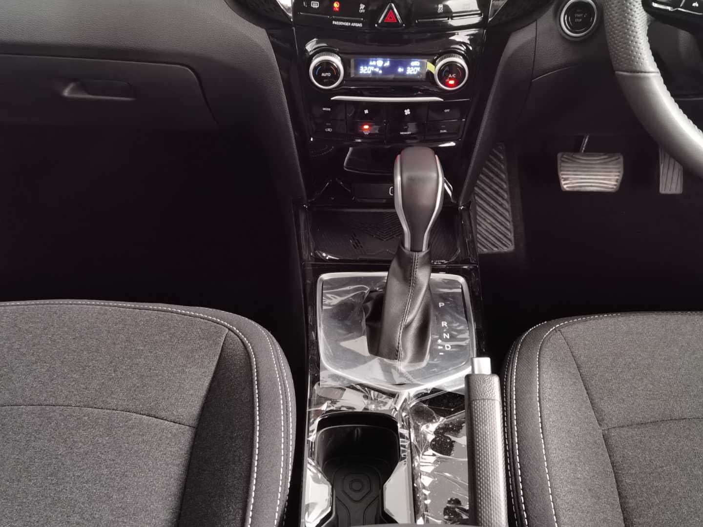 MAHINDRA XUV3XO 1.2T AX5 A/T image 12