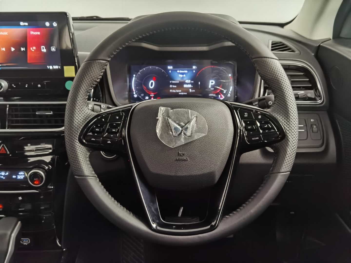 MAHINDRA XUV3XO 1.2T AX5 A/T image 13